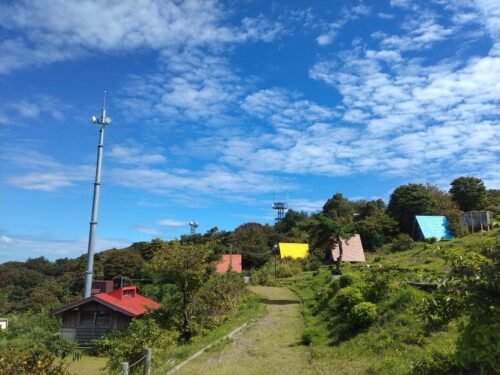 山頂にある使われていない建物